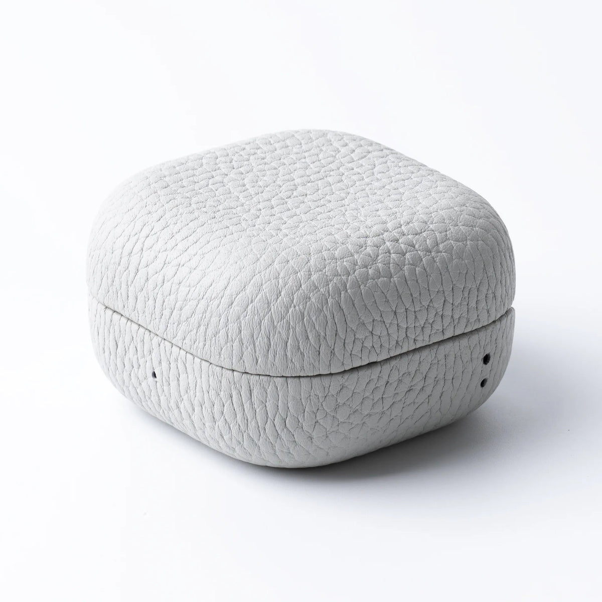 Samsung Galaxy Buds 4 / 4 Pro case in white genuine Italian top-grain leather with textured finish by Karbon Technik.